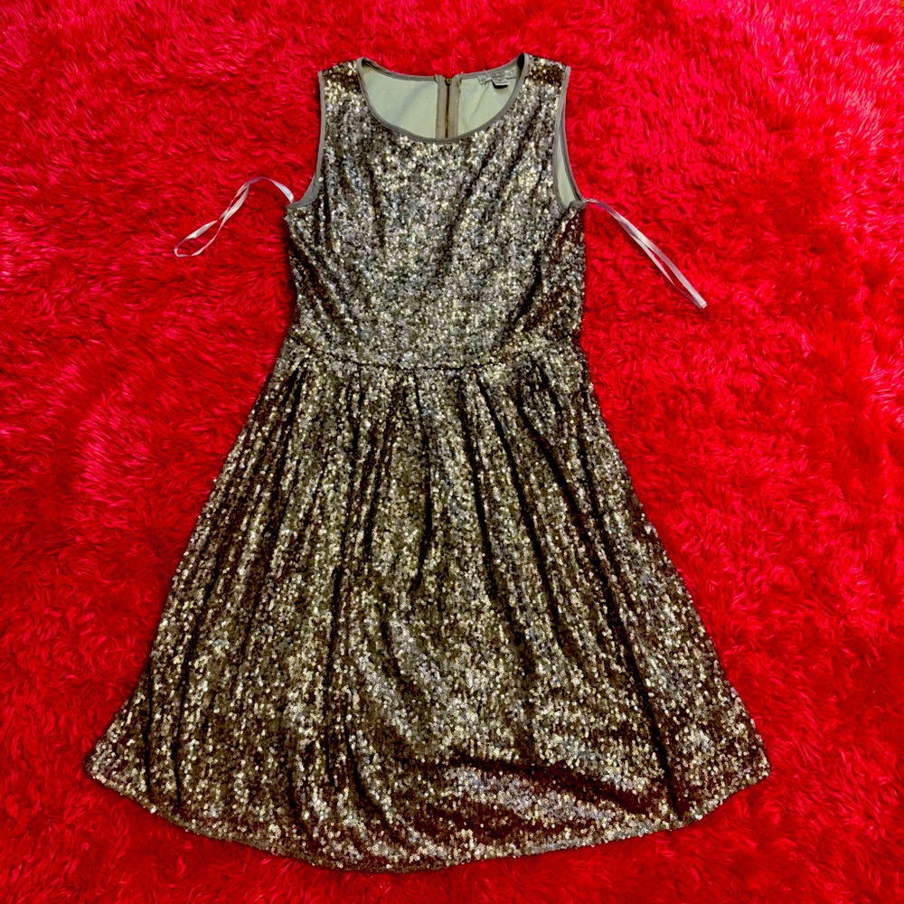 ISSI Gray Sequin Pleated Cocktail Dress. B011